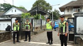 Anggot Polres Wonosobo siap  mengamankan Gedung Korpri Kabupaten Wonosobo (tempat ujian 30 bakal calon kepala desa), Senin (28/9/2026).