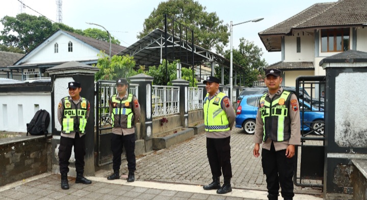 Anggot Polres Wonosobo siap  mengamankan Gedung Korpri Kabupaten Wonosobo (tempat ujian 30 bakal calon kepala desa), Senin (28/9/2026).