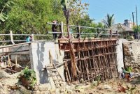 Jembatan Kaliombo, Kecamatan Sulang sedang diperbaiki Pemerintah Kabupaten Rembang.

