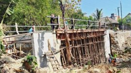 Jembatan Kaliombo, Kecamatan Sulang sedang diperbaiki Pemerintah Kabupaten Rembang.
