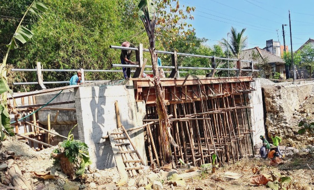Jembatan Kaliombo, Kecamatan Sulang sedang diperbaiki Pemerintah Kabupaten Rembang.
