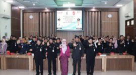 Bupati Demak, Eisti’anah (tengah) bersama 24 Pejabat Administrator dan Pengawas yang baru dilantik di Gradhika Bina Praja Kabupaten Demak, Senin (28/9/2026).