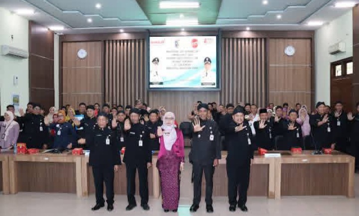 Bupati Demak, Eisti’anah (tengah) bersama 24 Pejabat Administrator dan Pengawas yang baru dilantik di Gradhika Bina Praja Kabupaten Demak, Senin (28/9/2026).