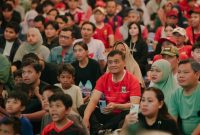 Gubernur Jawa Tengah, Ahmad Luthfi (tengah), nobar laga timnas Indonesia melawan Bangladesh bersama masyarakat di halaman Kantor Gubernur Jawa Tengah, Kamis (1/10/2026) malam.