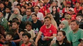 Gubernur Jawa Tengah, Ahmad Luthfi (tengah), nobar laga timnas Indonesia melawan Bangladesh bersama masyarakat di halaman Kantor Gubernur Jawa Tengah, Kamis (1/10/2026) malam.