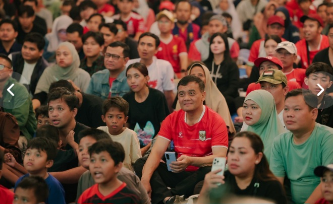 Gubernur Jawa Tengah, Ahmad Luthfi (tengah), nobar laga timnas Indonesia melawan Bangladesh bersama masyarakat di halaman Kantor Gubernur Jawa Tengah, Kamis (1/10/2026) malam.