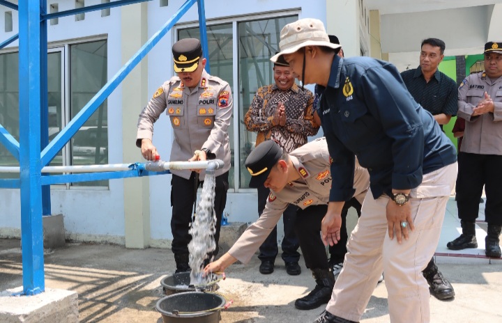 Kapolres Demak, AKBP Arrizal Samelino Gandasaputra, meresmikan bantuan Sumur bor kedua di Desa Ngaluran, Kecamatan Karanganyar, Kabupaten Demak, Jumat (2/10/2026).