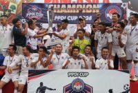 Bupati Wonosobo, Afif Nurhidayat menyerahkan trophy kepada kesebelasan PPDI Kecamatan Kalikajar sebagai juara pertama kejuaraan PPDI Cup 2026.