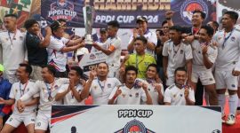 Bupati Wonosobo, Afif Nurhidayat menyerahkan trophy kepada kesebelasan PPDI Kecamatan Kalikajar sebagai juara pertama kejuaraan PPDI Cup 2026.