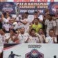Bupati Wonosobo, Afif Nurhidayat menyerahkan trophy kepada kesebelasan PPDI Kecamatan Kalikajar sebagai juara pertama kejuaraan PPDI Cup 2026.
