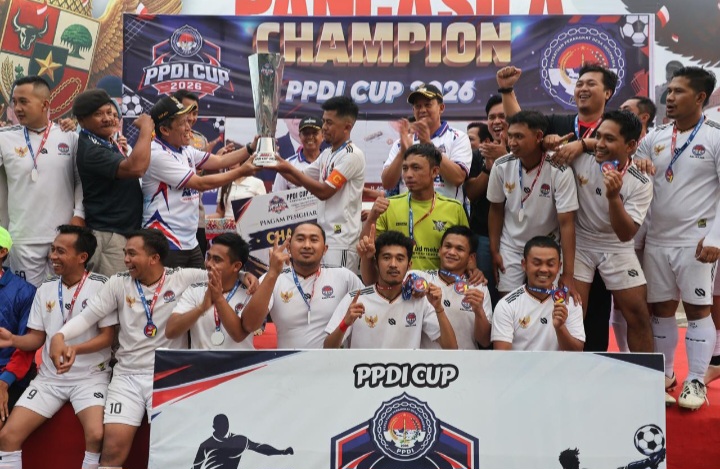 Bupati Wonosobo, Afif Nurhidayat menyerahkan trophy kepada kesebelasan PPDI Kecamatan Kalikajar sebagai juara pertama kejuaraan PPDI Cup 2026.