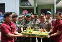 Kapolres Demak, AKBP Arrizal Samelino Gandasaputra memotong nasi tumpeng yang kemudian diberikan kepada Dandim 0716/Demak.