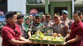 Kapolres Demak, AKBP Arrizal Samelino Gandasaputra memotong nasi tumpeng yang kemudian diberikan kepada Dandim 0716/Demak.