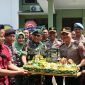 Kapolres Demak, AKBP Arrizal Samelino Gandasaputra memotong nasi tumpeng yang kemudian diberikan kepada Dandim 0716/Demak.
