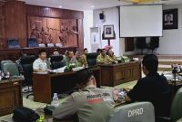 Audiensi sejumlah organisasi kemasyarakatan (ormas) di Ruang Rapat Paripurna DPRD Rembang, Senin (5/10). 