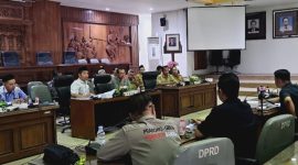 Audiensi sejumlah organisasi kemasyarakatan (ormas) di Ruang Rapat Paripurna DPRD Rembang, Senin (5/10). 