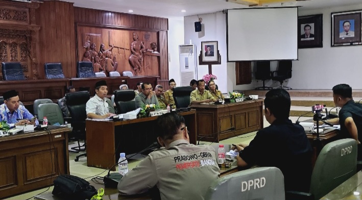 Audiensi sejumlah organisasi kemasyarakatan (ormas) di Ruang Rapat Paripurna DPRD Rembang, Senin (5/10). 