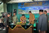 Bupati Wonosobo, Afif Nurhidayat, memotong tumpeng acara tasyakuran HUT ke-81 TNI, di Makodim 0707 Wonosobo, Senin (5/10/2026).