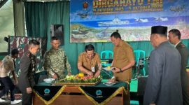 Bupati Wonosobo, Afif Nurhidayat, memotong tumpeng acara tasyakuran HUT ke-81 TNI, di Makodim 0707 Wonosobo, Senin (5/10/2026).