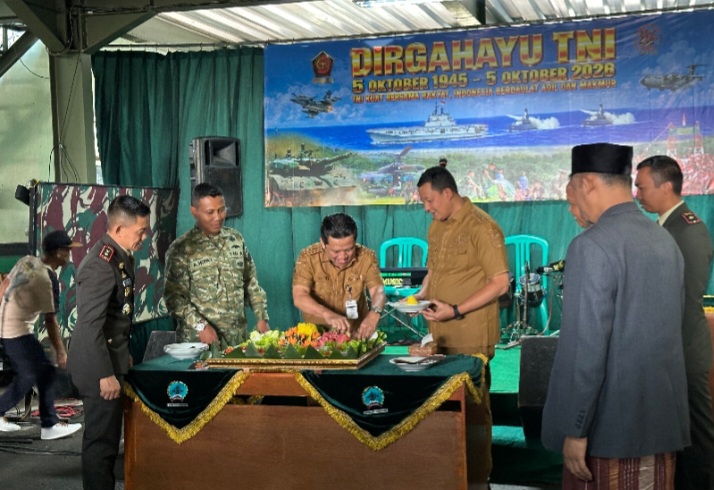Bupati Wonosobo, Afif Nurhidayat, memotong tumpeng acara tasyakuran HUT ke-81 TNI, di Makodim 0707 Wonosobo, Senin (5/10/2026).