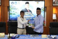 Direktur Polines Dr. Garup Lambang Goro, S.T., M.T. memberikan cinderamata kepada Prof. Edy Herianto Majlan dari UKM diacara 
Disapora Berdampak, di Gedung Direktorat Polines, Senin (5/10/2026).