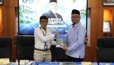 Direktur Polines Dr. Garup Lambang Goro, S.T., M.T. memberikan cinderamata kepada Prof. Edy Herianto Majlan dari UKM diacara 
Disapora Berdampak, di Gedung Direktorat Polines, Senin (5/10/2026).