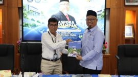 Direktur Polines Dr. Garup Lambang Goro, S.T., M.T. memberikan cinderamata kepada Prof. Edy Herianto Majlan dari UKM diacara 
Disapora Berdampak, di Gedung Direktorat Polines, Senin (5/10/2026).