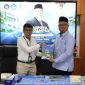 Direktur Polines Dr. Garup Lambang Goro, S.T., M.T. memberikan cinderamata kepada Prof. Edy Herianto Majlan dari UKM diacara 
Disapora Berdampak, di Gedung Direktorat Polines, Senin (5/10/2026).