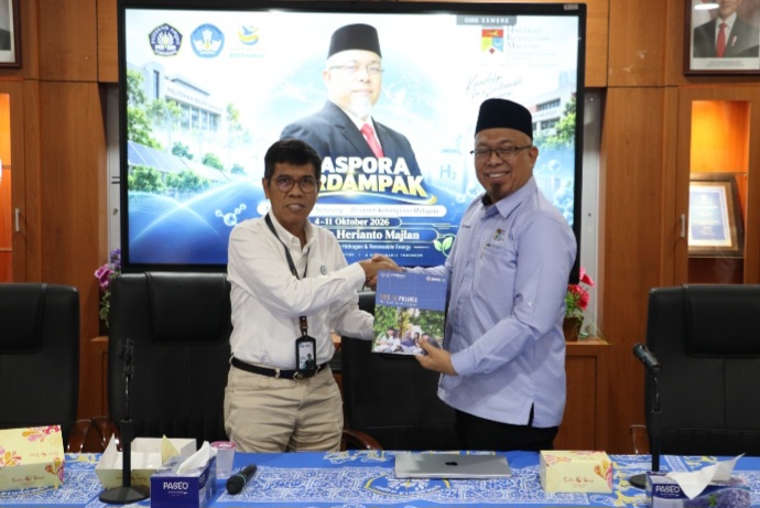 Direktur Polines Dr. Garup Lambang Goro, S.T., M.T. memberikan cinderamata kepada Prof. Edy Herianto Majlan dari UKM diacara 
Disapora Berdampak, di Gedung Direktorat Polines, Senin (5/10/2026).