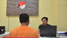 Seorang pria berinisial C (30), warga Wonosobo sedang dimintai keterangangan oleh petugas dalam kasus kepemilikan sabu.
.