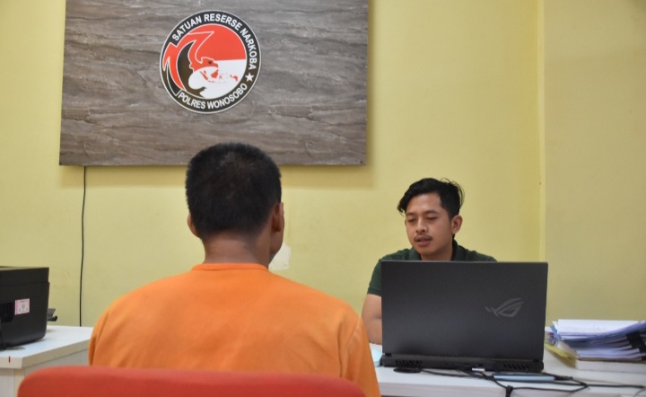 Seorang pria berinisial C (30), warga Wonosobo sedang dimintai keterangangan oleh petugas dalam kasus kepemilikan sabu.
.