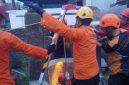 Tim SAR mengevakuasi seorang nenek yang tercebur ke dalam sumur di Desa Sungapan RT 05 RW 06, Kecamatan Pemalang, Kabupaten Pemalang, Rabu (7/10/2026).