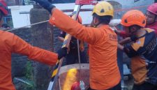 Tim SAR mengevakuasi seorang nenek yang tercebur ke dalam sumur di Desa Sungapan RT 05 RW 06, Kecamatan Pemalang, Kabupaten Pemalang, Rabu (7/10/2026).