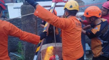 Tim SAR mengevakuasi seorang nenek yang tercebur ke dalam sumur di Desa Sungapan RT 05 RW 06, Kecamatan Pemalang, Kabupaten Pemalang, Rabu (7/10/2026).