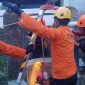 Tim SAR mengevakuasi seorang nenek yang tercebur ke dalam sumur di Desa Sungapan RT 05 RW 06, Kecamatan Pemalang, Kabupaten Pemalang, Rabu (7/10/2026).