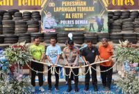 Kapolres Demak, AKBP Arrizal Samelino Gandasaputra  (tengah) meresmikan Lapangan Tembak Al Fath, Jumat (9/10/2026).
