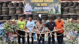 Kapolres Demak, AKBP Arrizal Samelino Gandasaputra  (tengah) meresmikan Lapangan Tembak Al Fath, Jumat (9/10/2026).