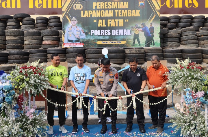 Kapolres Demak, AKBP Arrizal Samelino Gandasaputra  (tengah) meresmikan Lapangan Tembak Al Fath, Jumat (9/10/2026).