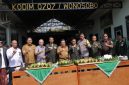 Bupati Wonosobo, Afif Nurhidayat (tengah) menghadiri acara tasyakuran HUT ke-81 TNI, di Makodim 0707 Wonosobo, Senin (5/10/2026).