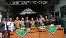 Bupati Wonosobo, Afif Nurhidayat (tengah) menghadiri acara tasyakuran HUT ke-81 TNI, di Makodim 0707 Wonosobo, Senin (5/10/2026).