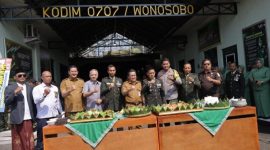 Bupati Wonosobo, Afif Nurhidayat (tengah) menghadiri acara tasyakuran HUT ke-81 TNI, di Makodim 0707 Wonosobo, Senin (5/10/2026).