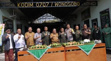 Bupati Wonosobo, Afif Nurhidayat (tengah) menghadiri acara tasyakuran HUT ke-81 TNI, di Makodim 0707 Wonosobo, Senin (5/10/2026).