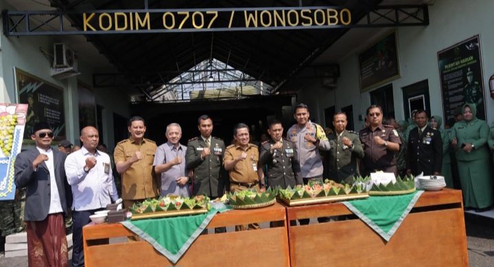 Bupati Wonosobo, Afif Nurhidayat (tengah) menghadiri acara tasyakuran HUT ke-81 TNI, di Makodim 0707 Wonosobo, Senin (5/10/2026).