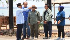 Bupati Rembang, Harno meninjau kawasan Pantai Binangun, Kecamatan Lasem, Kamis (8/10/2026).
