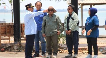 Bupati Rembang, Harno meninjau kawasan Pantai Binangun, Kecamatan Lasem, Kamis (8/10/2026).