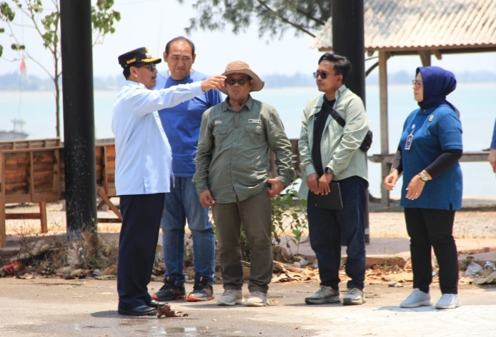Bupati Rembang, Harno meninjau kawasan Pantai Binangun, Kecamatan Lasem, Kamis (8/10/2026).