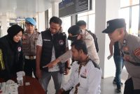 Polres Wonosobo bersama Dinas Perhubungan Kabupaten Wonosobo menggelar pemeriksaan tes urine terhadap puluhan pengemudi angkutan umum di Terminal Mendolo, Kabupaten Wonosobo, Jumat (9/10/2026).