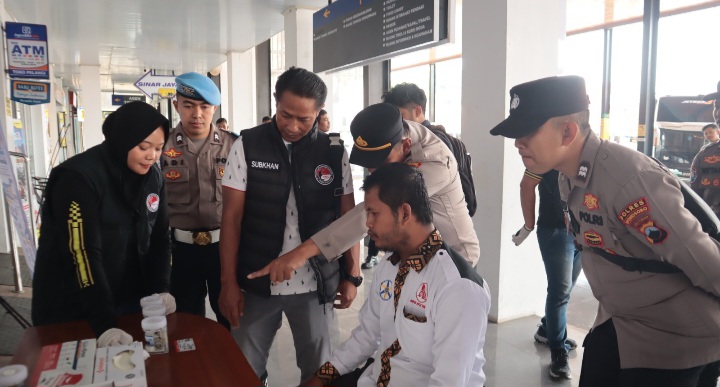 Polres Wonosobo bersama Dinas Perhubungan Kabupaten Wonosobo menggelar pemeriksaan tes urine terhadap puluhan pengemudi angkutan umum di Terminal Mendolo, Kabupaten Wonosobo, Jumat (9/10/2026).