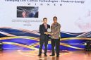 Direktur Operasi Solusi Bangun Indonesia, Edi Sarwono, menerima penghargaan ASEAN Energy Awards 2026 kategori Emerging Low Carbon Technologies, dalam malam penganugerahan di Manila, Filipina pada Rabu (7/10). 