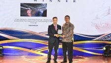 Direktur Operasi Solusi Bangun Indonesia, Edi Sarwono, menerima penghargaan ASEAN Energy Awards 2026 kategori Emerging Low Carbon Technologies, dalam malam penganugerahan di Manila, Filipina pada Rabu (7/10). 
